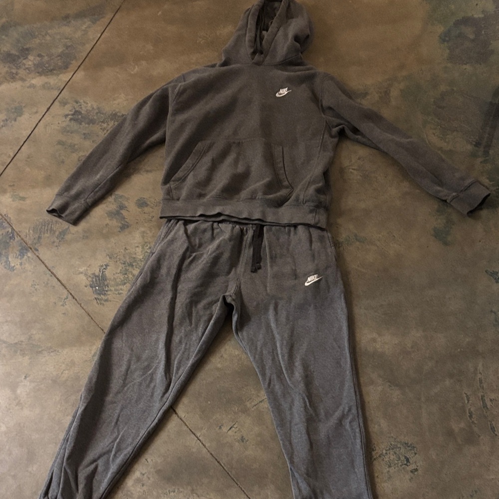 Nike men’s sweat set.